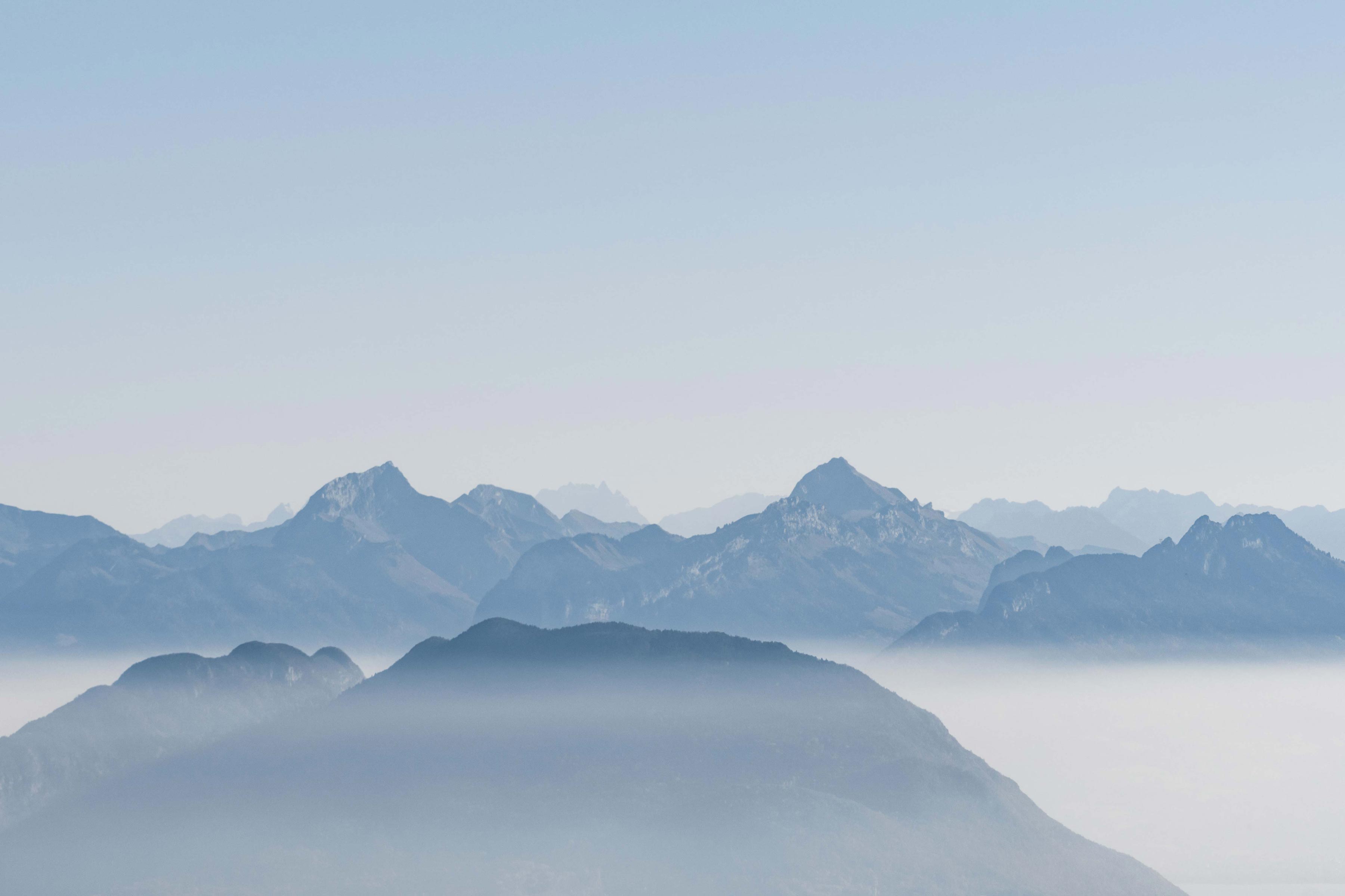 Les montagnes entourées d'un peu de brume 
