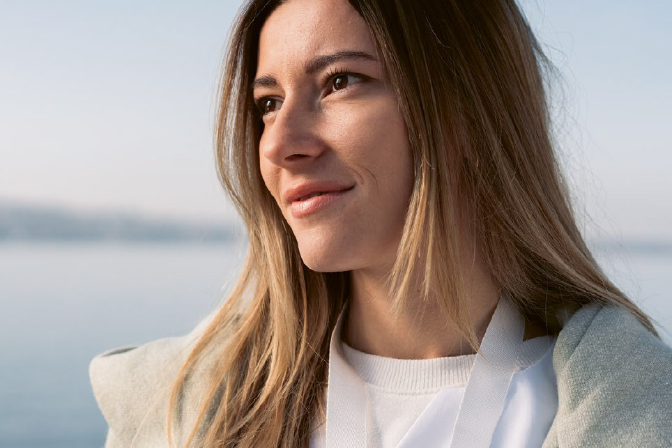 Jeune femme blonde qui regarde à gauche dos au Lac Léman.