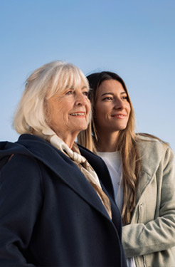 Jeune femme accompagnée d'une dame âgée