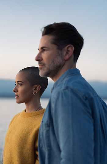 Couple au bord du lac