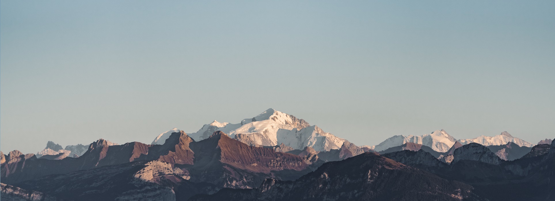 Les montagnes enneigées sous le ciel bleu