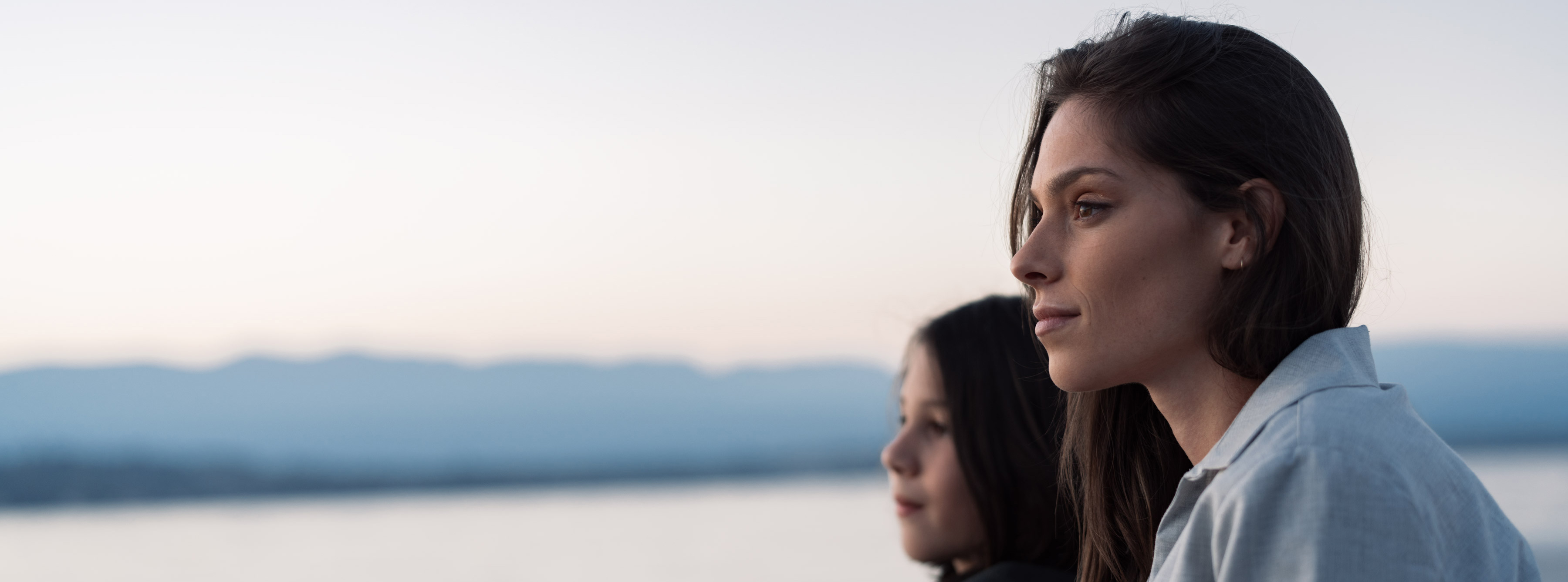 Jeune femme accompagnée d'un garçon au bord du lac
