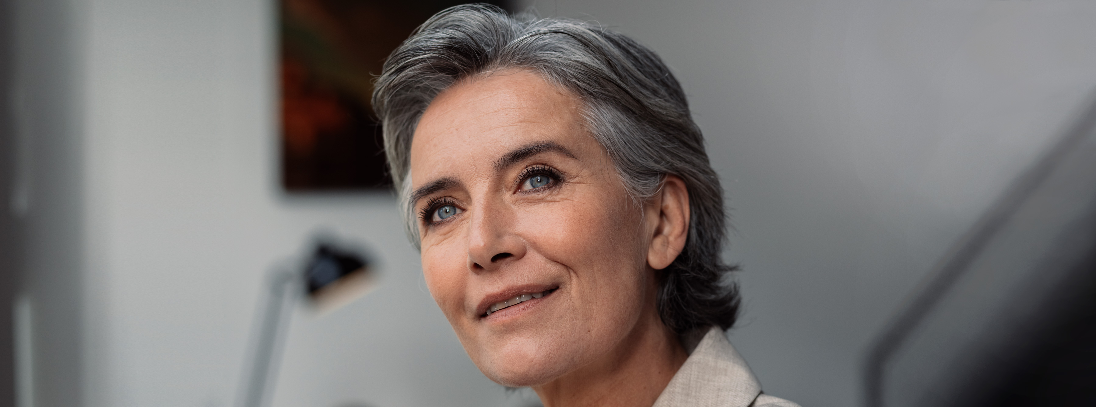 Femme avec les cheveux courts au bureau 