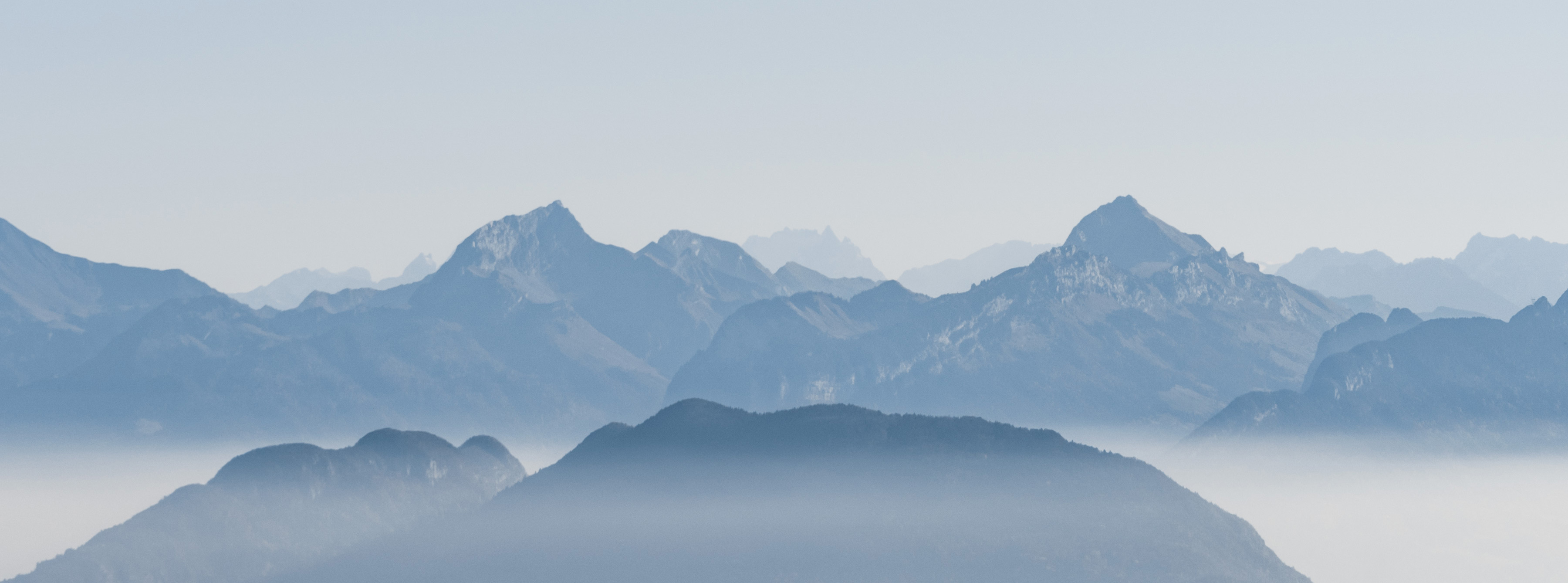 Les montagnes au tons bleus