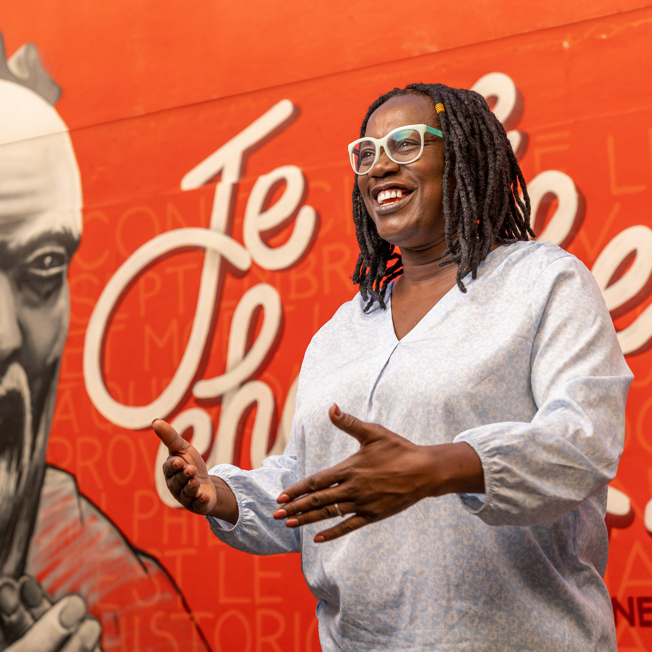 Mauriane Ongolo devant un mur rouge