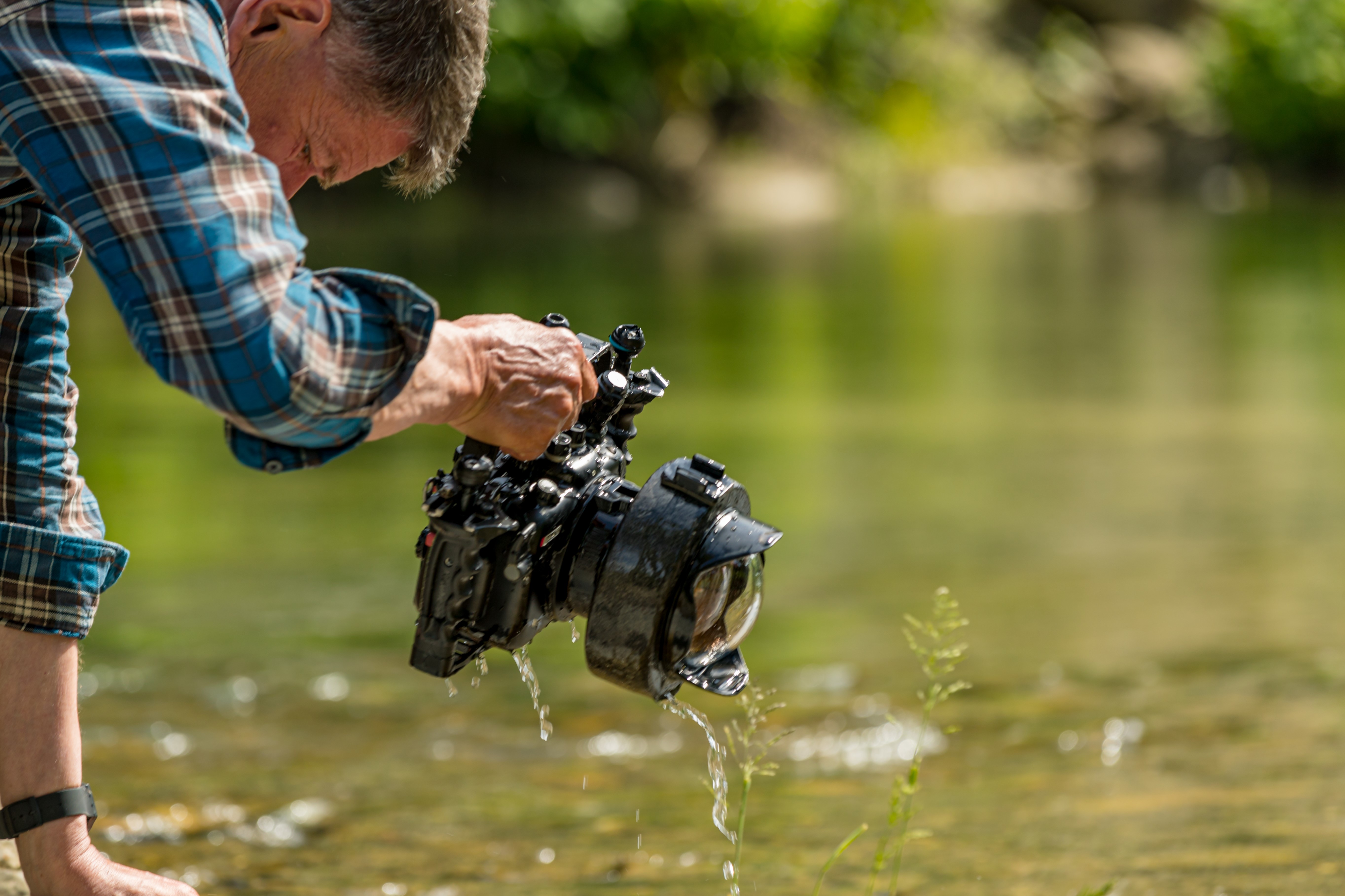 Homme avec une camera subaquatique