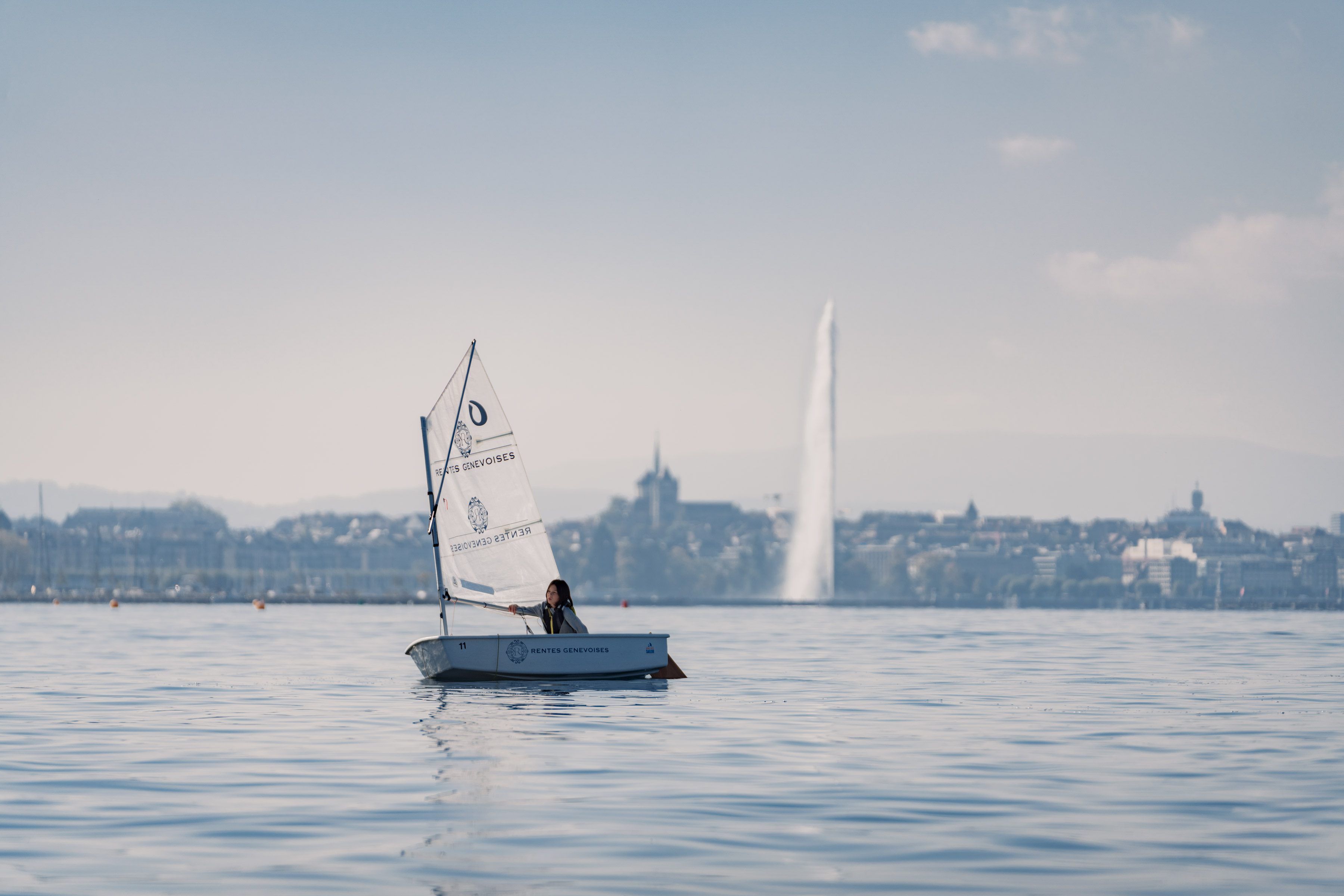 Bateau à voile sur le Lac Léman. Le jet d'eau en arrière plan