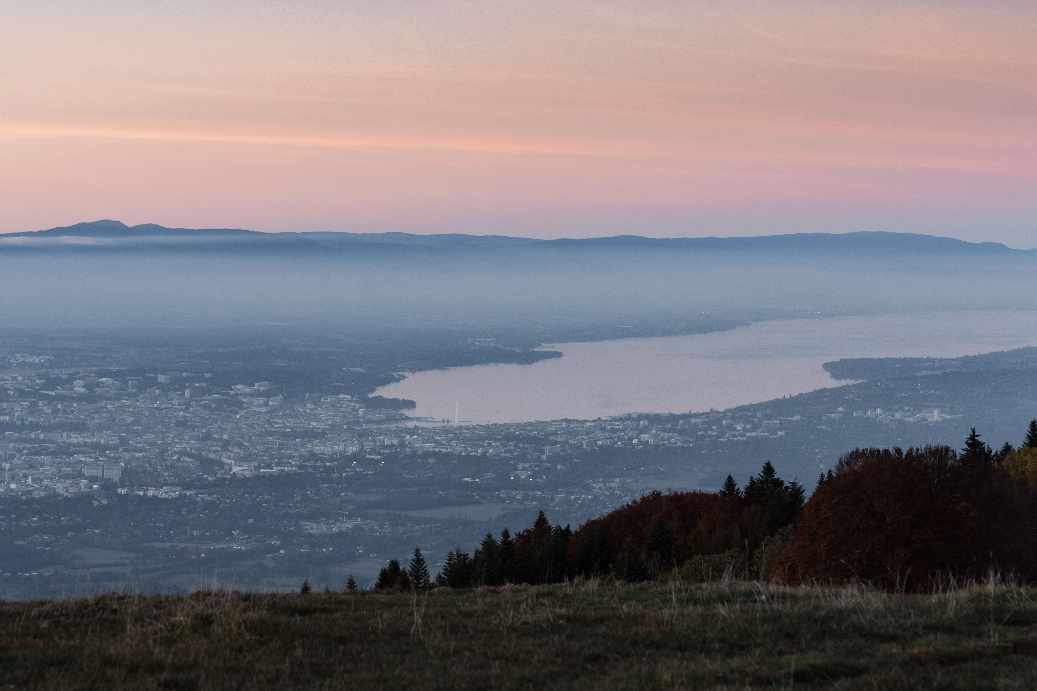 Brume, ciel rose, eau