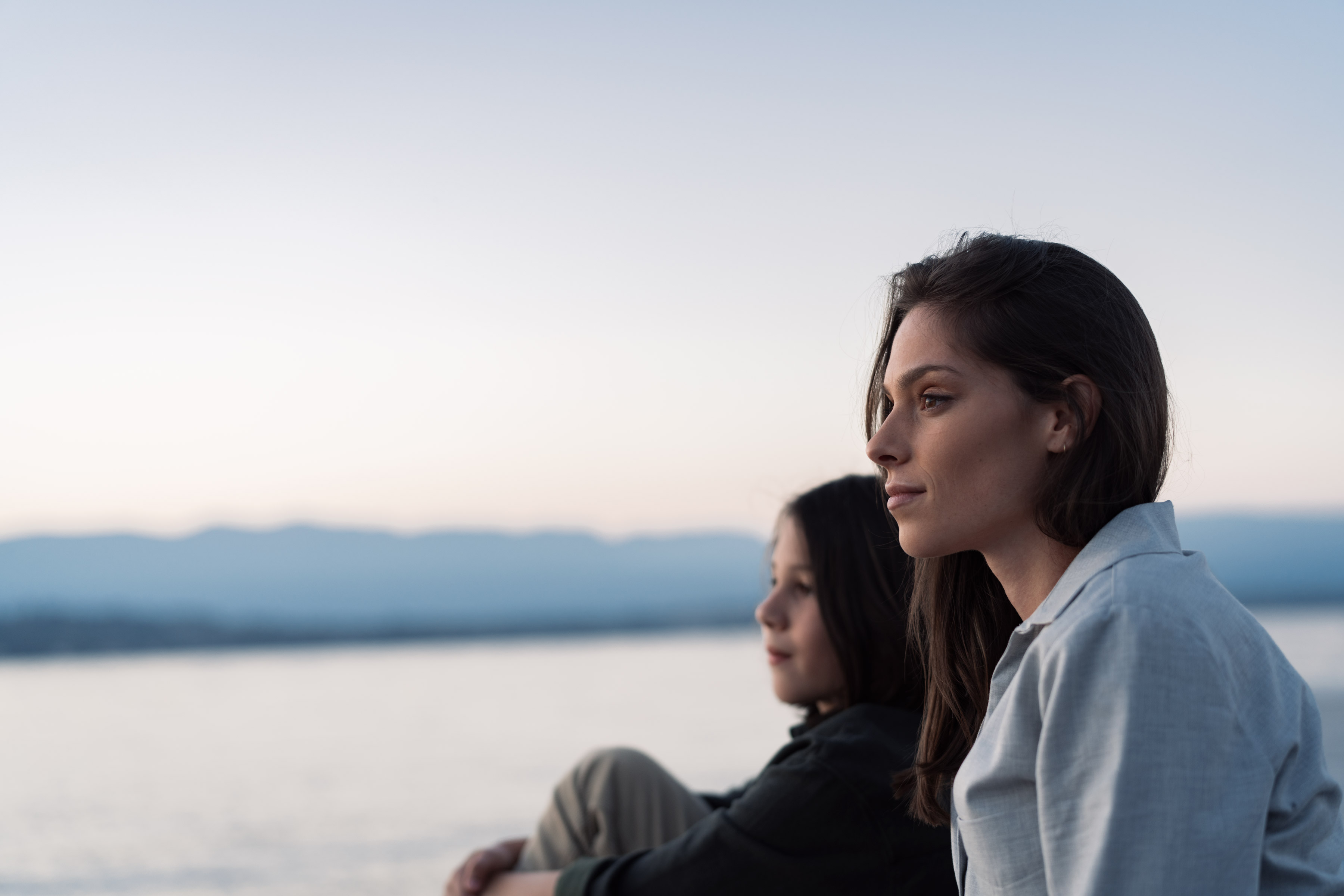 Jeune femme accompagnée d'un garçon au bord du lac