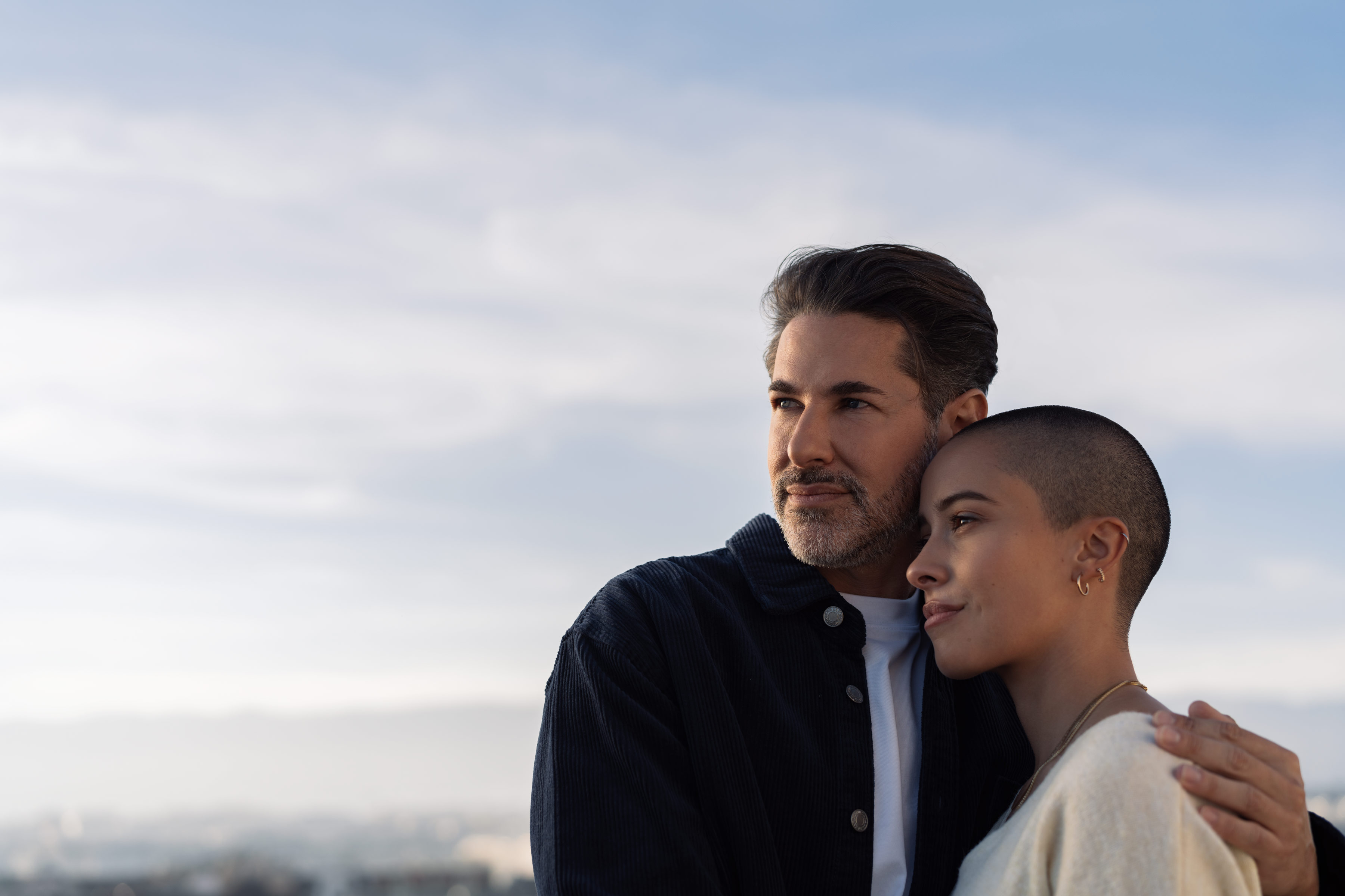 Couple avec la ville derrière