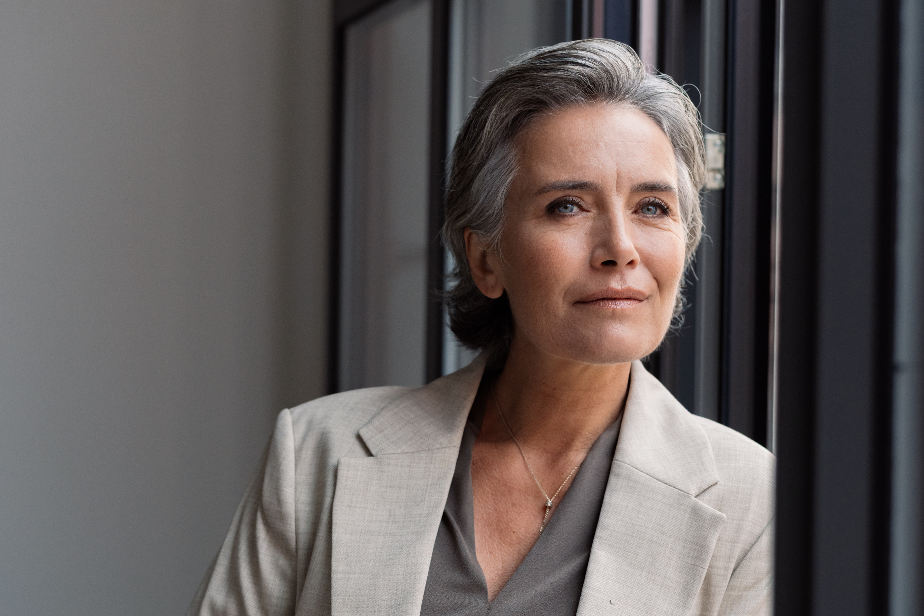 Femme qui regarde par la fenêtre