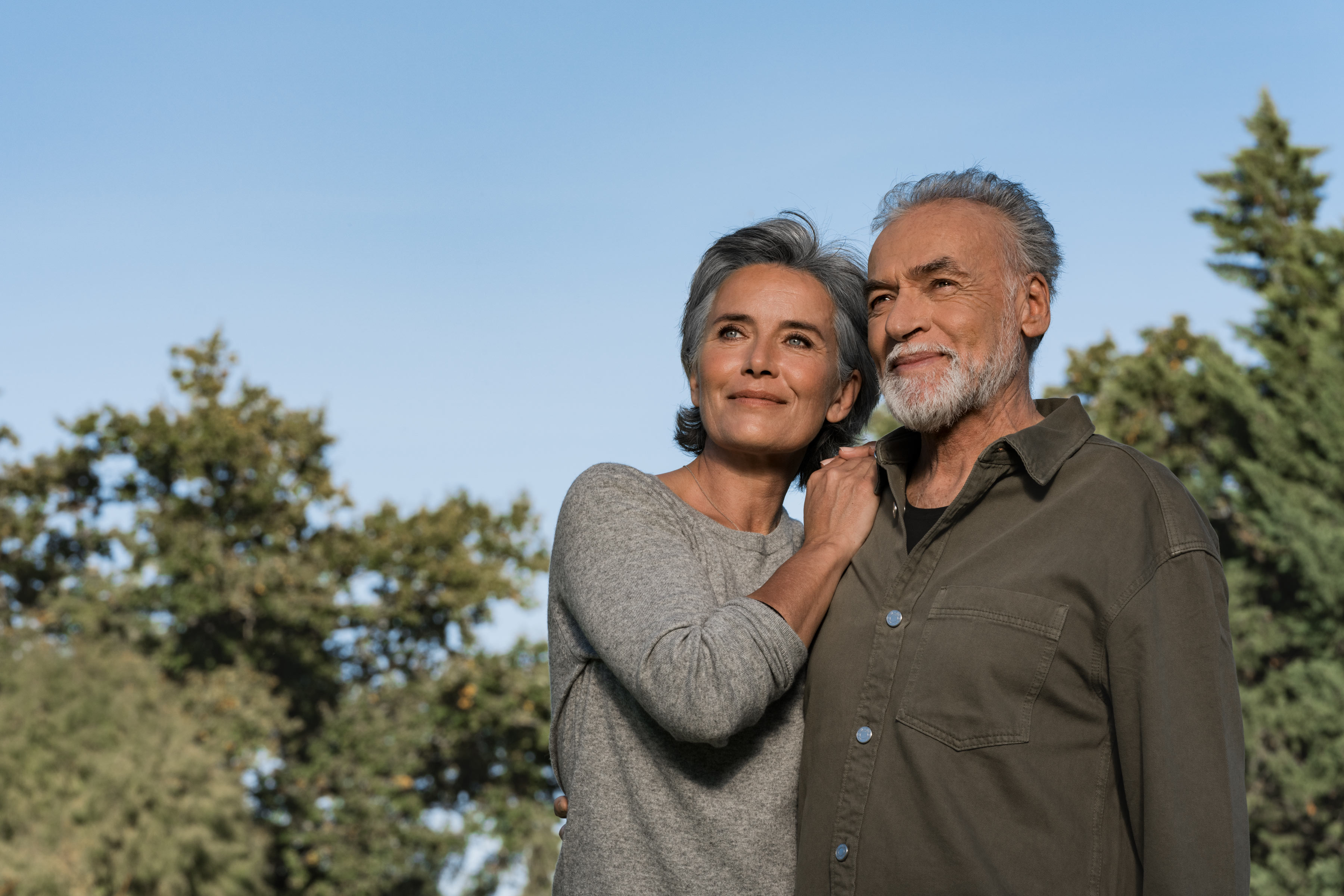 Couple d'environ 50 ans en extérieur sous un ciel bleu