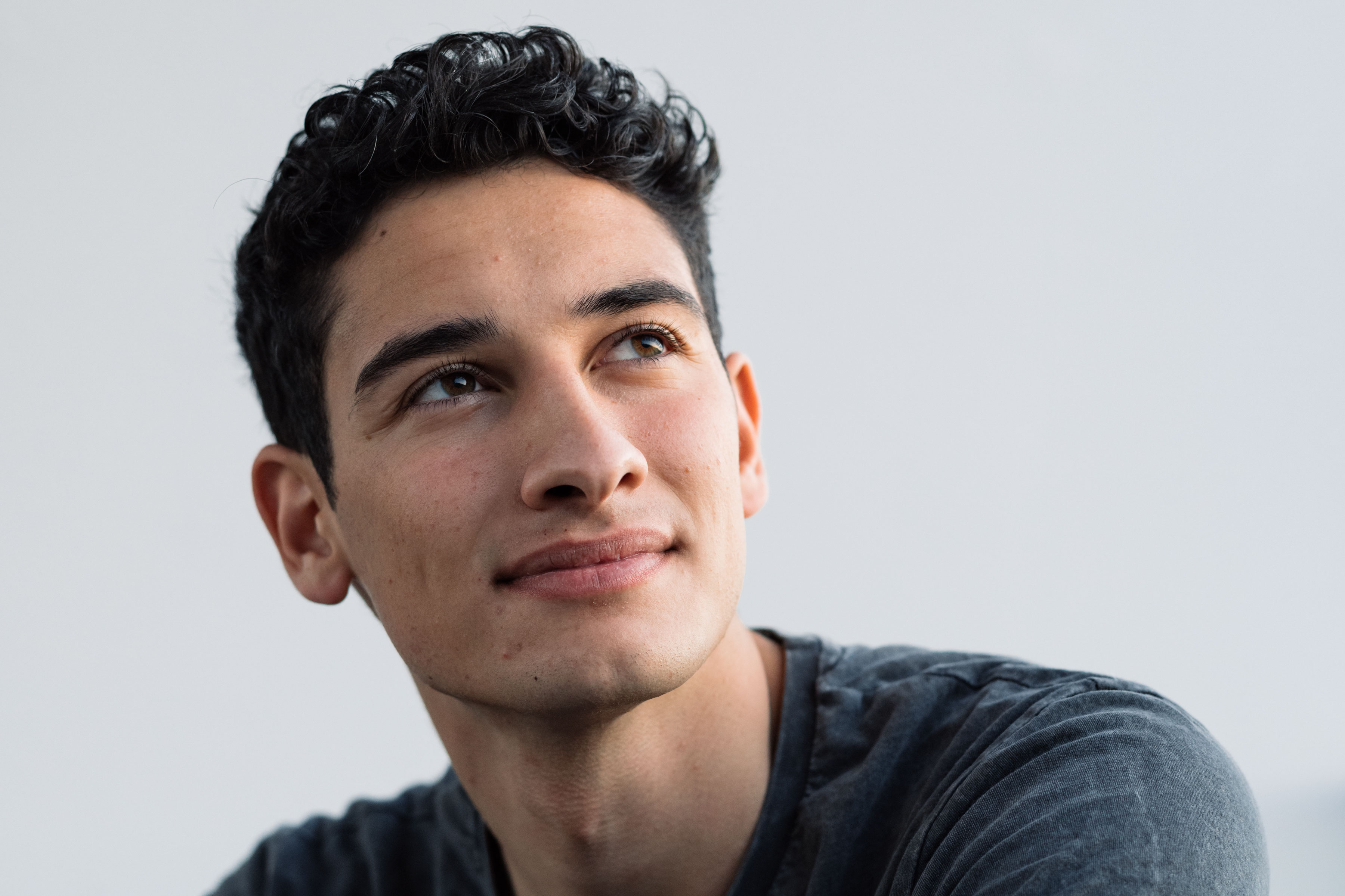 Jeune homme avec un regard d'espoir