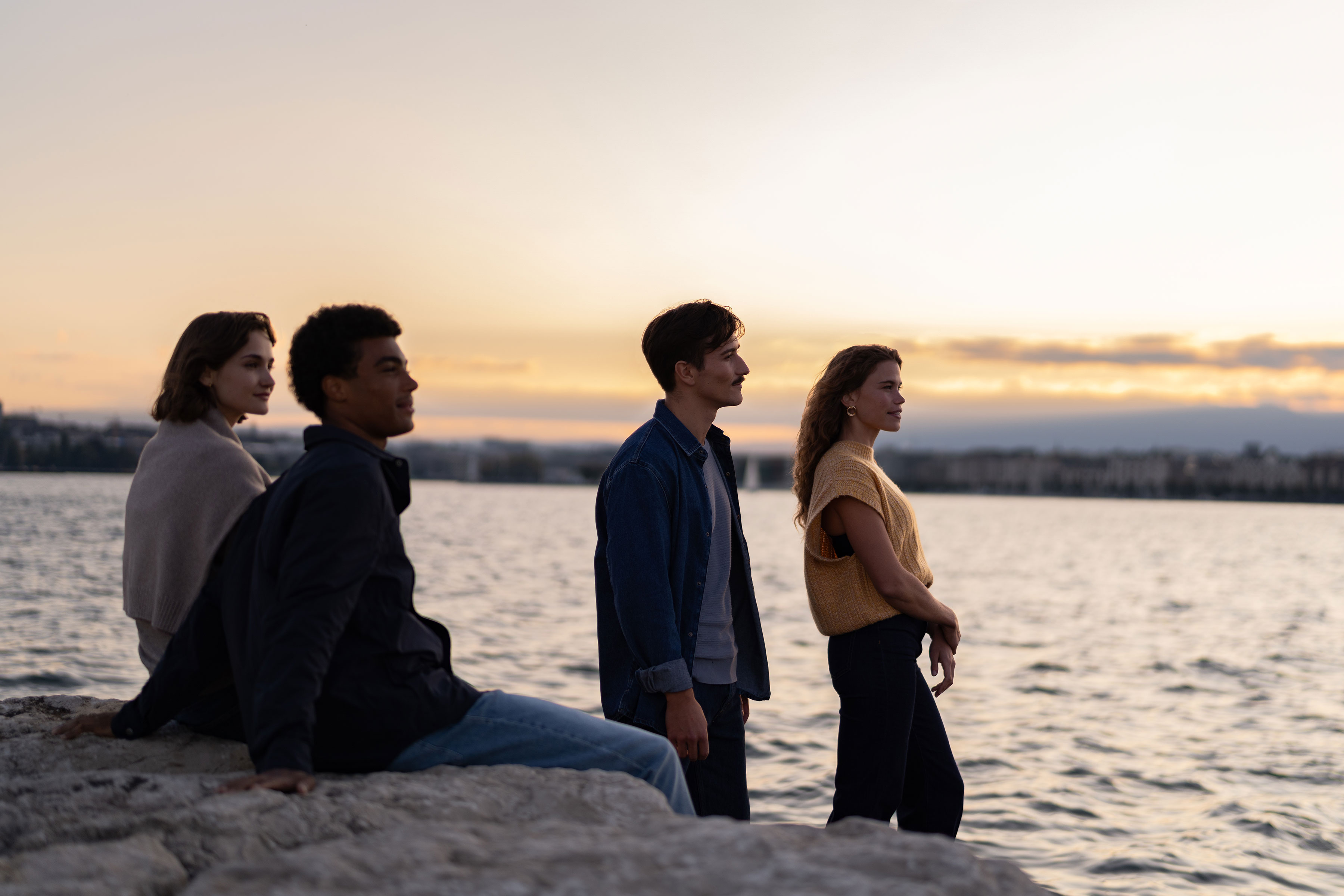 Groupe de personnes de coté sur le quai qui regardent le lac